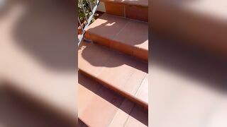 La vicina sulle scale