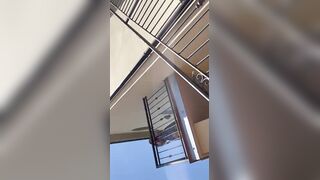 La vicina sulle scale