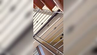 La vicina sulle scale