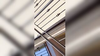 La vicina sulle scale