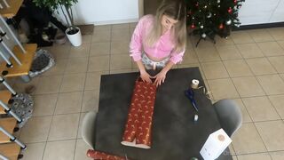 Biondina scopata sulla tavola dal suo tipo