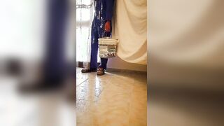 La casalinga vogliosa si tromba l'imbianchino