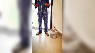 La casalinga vogliosa si tromba l'imbianchino