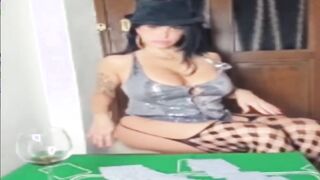 Marika Fruscio partita a carte strip rimane nuda OF