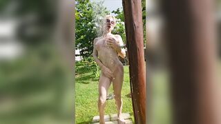 La transex italiana Noemi Blonde doccia estiva nuda in giardino