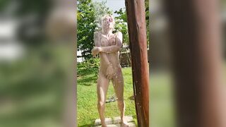 La transex italiana Noemi Blonde doccia estiva nuda in giardino