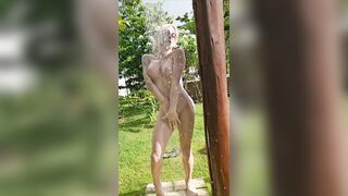 La transex italiana Noemi Blonde doccia estiva nuda in giardino