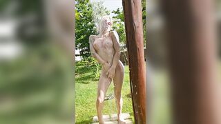 La transex italiana Noemi Blonde doccia estiva nuda in giardino