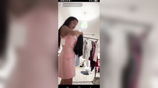 E le esce una tetta in live Ops