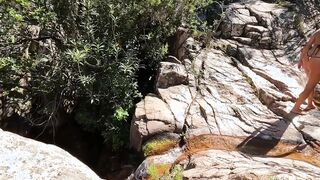 Moglie esibizionista all'aperto due tettone pazzesche