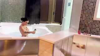 Basta selfie e svuotami questo cazzo duro