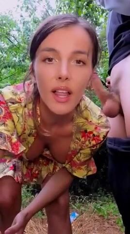 Guarda come mi spacca il culo questo ragazzo all'aperto