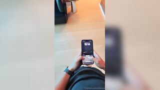 La nuova amica scopre che lui gira i prono su onlyfans