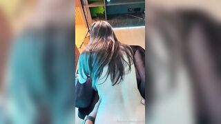 La nuova amica scopre che lui gira i prono su onlyfans