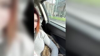 Tu guida che io me la tocco che mi piace fare la porca in auto