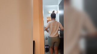 Nuda in bagno strip tettona con grosso culo OF