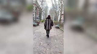 Plug anale e lush nella passera passeggiando in città