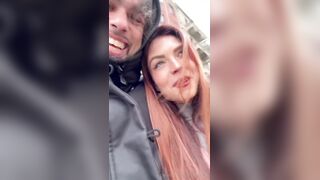 Plug anale e lush nella passera passeggiando in città