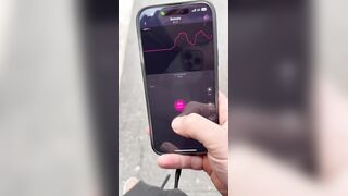 Plug anale e lush nella passera passeggiando in città