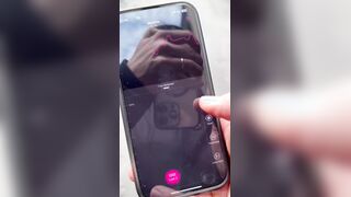 Plug anale e lush nella passera passeggiando in città