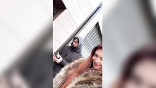 Plug anale e lush nella passera passeggiando in città