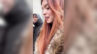 Plug anale e lush nella passera passeggiando in città