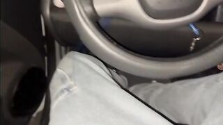 Il mio ragazzo mi accompagna a casa e gli faccio un pompino in macchina sotto casa