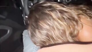 Il mio ragazzo mi accompagna a casa e gli faccio un pompino in macchina sotto casa