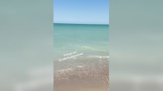 Sabrina Monti esibizione in spiaggia