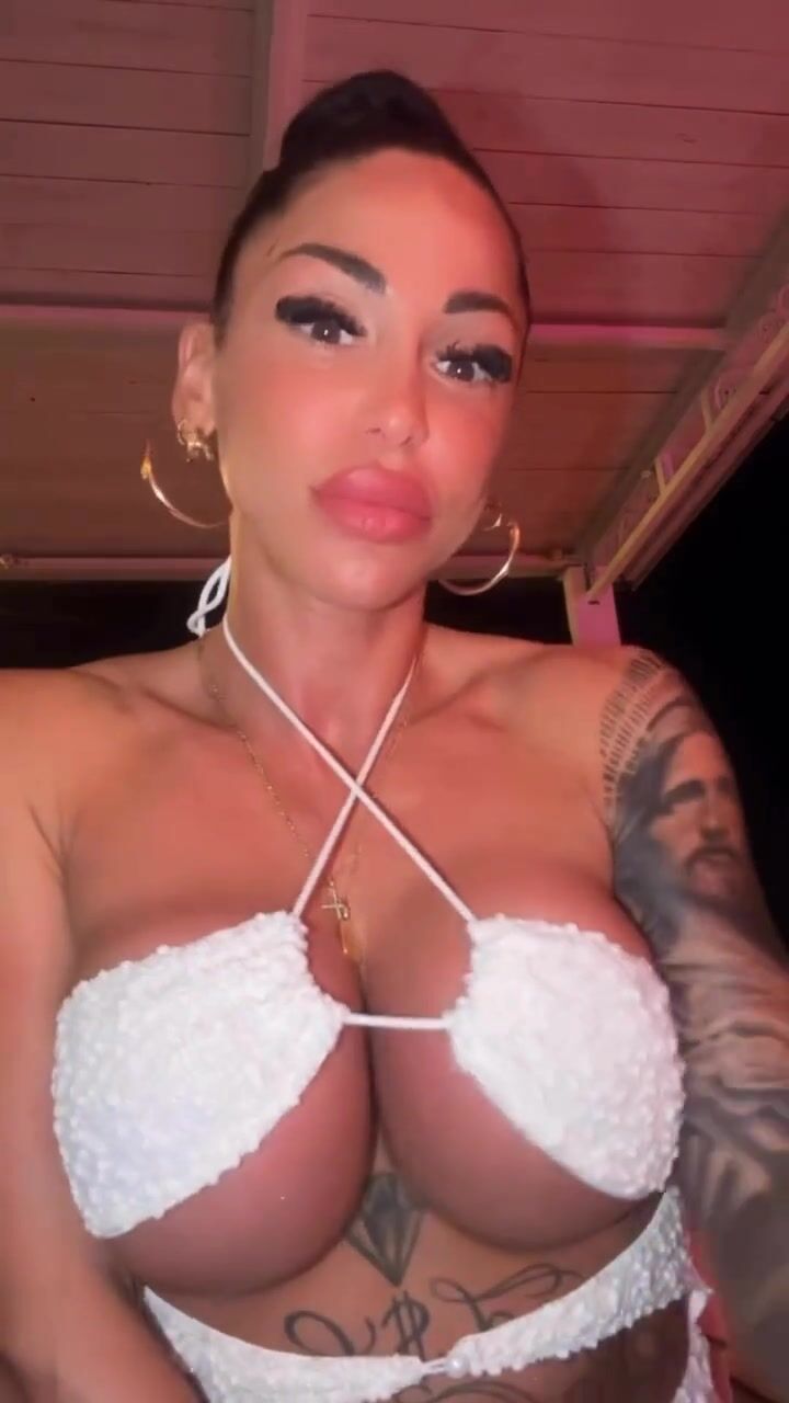Denise in bianco che ficona la pescarese