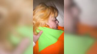 La giovane Ambra inculata a pecorina dal suo ragazzo