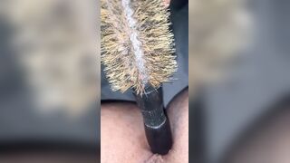 Carmela si incula con la spazzola