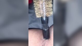 Carmela si incula con la spazzola