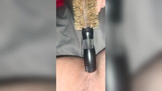 Carmela si incula con la spazzola