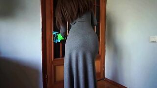 Eccitato dalla matrigna che fa le pulizie eccitandolo fino a dargliela