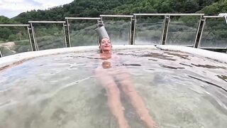 La sua prima volta nuda alle terme