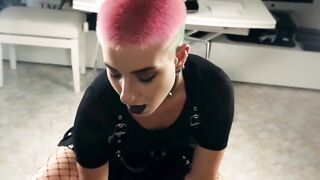 Ragazza punk italiana raspone a due mani con onlio