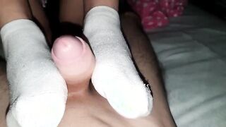 Footjob amatoriale moglie italiana con bella sborrata