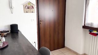 Mi piace essere guardata quando sono in giro E a me piace incularti come una puttana