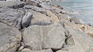 Milf in topless sugli scogli scopata da pescatore maiale