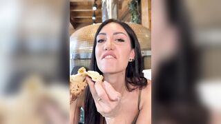 La pizza è femmina - Sexy pizzaiola napoletana