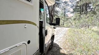 A spasso con moglie tettona esibizionista