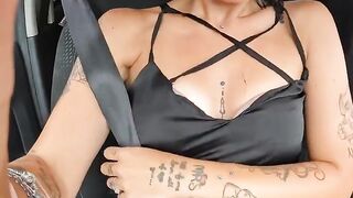 Lo sega in macchina mentre guida e gli fa un bocchino