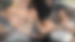 Lo sega in macchina mentre guida e gli fa un bocchino