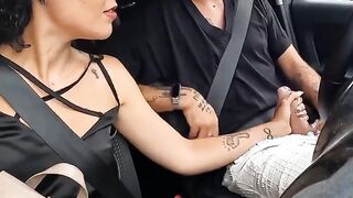 Lo sega in macchina mentre guida e gli fa un bocchino