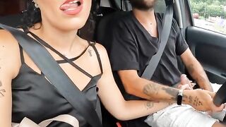 Lo sega in macchina mentre guida e gli fa un bocchino