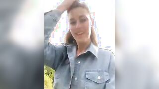 Ora vediamo se qualche guardone mi vede mentre mi masturbo