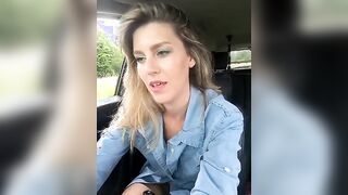 Ora vediamo se qualche guardone mi vede mentre mi masturbo