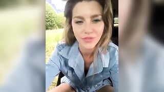 Ora vediamo se qualche guardone mi vede mentre mi masturbo