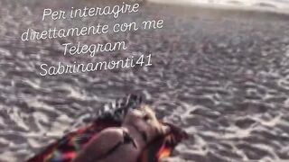 Sabrina Monti inculata in spiaggia
